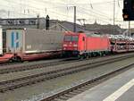 Der eben eingefahrene Containerzug war auf dem Nachbargleis noch nicht zum Stehen gekommen, da kam bereits der nächste Zug herein- diesmal ein Zug voller frischer Autos , gezogen von 185 298-7 der DB. Fotografiert am 19. 10.24 in Würzburg Hbf. vom nächstgelegenen Bahnsteig aus.