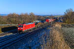 Sorgenkind DB Cargo. Die Güterparte der deutschen Staatsbahn zeichnet sich durch konstant hohe Verluste aus. Folge ist ein rigider Sparkurs mit massivem Personalabbau. Immer mehr Leistungen werden an private EVUs abgegeben oder werden eingestellt. Auch Loks werden zum Verkauf angeboten, die fristgemäße Ausbesserung wird zurückgestellt. Keine gute Entwicklung, gerade für den Einzelwagenverkehr sieht es durch den Rückzug von DB Cargo nicht rosig aus. Auch aus strategischen Erwägungen wäre eine gesunde Güterzugsparte der DB von Nöten. Eine klassische Leistung des Unternehmens fuhr mir am 30. November 2024 bei Vierkirchen vor die Linse. Die relativ gut gepflegte 185 018 beförderte einen gemischten Güterzug von Nürnberg Rangierbahnhof nach München Nord. 