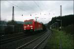 185 228 durchfhrt mit einem Gz nach Kreuztal den Haltepunkt Littfeld.