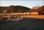 185 041 beschleunigt mit ihrem Gterzug vor Linz (Rhein) wieder Richtung Sden. (09.02.2008)