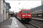 185 276 (9180 6 185 276-3 D-DB) durchfhrt, mit einem vollen Fhrerstand und einem Coilzug am Haken, den Bahnhof Plettenberg Richtung Hagen.