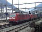 DB 185 140-1 durchfhrt mit einer weitern 185 den Bahnhof Airolo mit einem Gterzug in Richtung Sden. (12.04.2008)