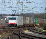 185 578-2 von  CROSSRAIL  zieht einen GZ in Richtung Aachen West durch den Aachener Hbf am 17.04.08