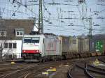 185 578-2 von  CROSSRAIL  zieht einen GZ in Richtung Aachen West durch den Aachener Hbf am 17.04.08