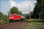 185 058 trgt den  DB-Keks  und schleppt einen Kesselzug bei Volmarstein Richtung Norden.