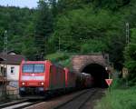 185 024 hat neben einem kurzen Gterzug in Richtung Kaiserslautern auch noch eine Schwester im Schlepp.