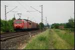 185 071 zieht eine 155er und einen Gterzug in Richtung Gemnden. Aufgenommen im Mai 2008 bei Thngersheim.