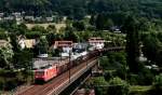 Umleiter im Neckartal: 185 004 berquert mit dem FS 50865 von Kornwestheim Rbf nach Mannheim Rbf bei Neckargemnd Altstadt den Neckar.