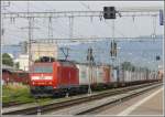 185 089-0 fhrt mit einem langen Containerzug in St.Margrethen ein vermutlich auch beladen mit Redbull aus dem Vorarlbergischen. (24.06.2008)