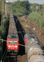 185 0170-8 begegnet in Gelsenkirchen-Schalke-Nord vor dem Abzweig nach Duisburg einer Ihrer vielen Schwestern. 11.09.2008