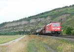 185 300 mit einem schnen gemischten Gterzug fuhr am 21.8.2008 im Maintal bei Thngersheim in Richtung Wrzburg.