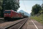 185 174 schleppt eine 151er und einen Gterzug durch den Bahnhof Brannenburg in Richtung Mnchen. (11.07.2008)