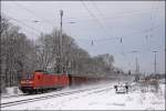 185 017 bringt einen Ganzzug durch das verschneite Rheinland in Richtung Duisburg. (05.01.2009)
