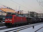 Die 185 043 am 09.01.2009 mit einem Gterzug bei der Durchfahrt in Regensburg Hbf im letztem abendlicht. 