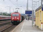 185 348-0 mit einem gemischten Gterzug bei der Durchfahrt durch Regensburg Hbf, 18.07.2009