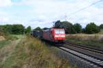 Am 29.08.09 ist die Werbe-185 die 185 142-7 mit ihrem Gterzug zwischen Groen-Linden und Langgns unterwegs.