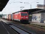 185 202-9 fuhr am 15.08.2009 mit einem Containerzug durch den Bahnhof Elze in Richtung Norden.