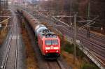 185 070 zieht am 06.12.09 einen Kesselwagenzug durch Holzweissig Richtung Leipzig.