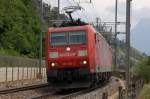 Railion 185 106-2 fuhr am 23. Juli 2009 mit einem Gterzug 'ber den Berg' bei Hohtenn in Richtung Goppenstein.