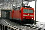 185 097 zieht mit einer Schwesterlok einen Gterzug die Gotthard-Nordrampe hinauf; 08.01.2010