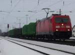 Die 185 383 mit leeren Holzwgen(?) in Mangolding am kalten 18.02.2010