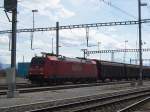 185 085-8 mit einem Schiebewandwagen-Ganzzug durchfhrt am 27.03.2010 den Bahnhof von Romanshorn.