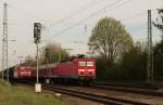 Die 143 866 fhrt mit ihrer (nervigen) Regionalbahn an der 185 363 vorbei die am 23.04.2010 in Mangolding zwecks Rotem Signal halten musste.