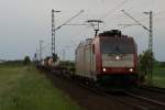 185 590-7 mit einem Containerzug bei der Durchfahrt durch Neuss-Allerheiligen am 29.05.10