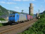 185-527 durchfhrt am 15.7.10 mit einem Containerwagenzug Oberwesel.