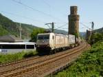 185-579 durchfhrt am 16.7.10 mit einem Containerwagenzug Oberwesel.