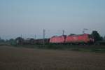 185 297-9 legt sich mit FE 44698 Zrich-Limmattal - Kornwestheim Rbf samt Wagenlok 185 086-6 bei Mhlhausen und schon fast herbstlichen Verhltnissen in die Kurve. 07.08.10