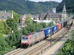 185-590 fhrt am 13.8.10 mit einem Containerwagenzug in St. Goar Richtung Koblenz.