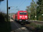 Die neue 185 392-8 zog am 13.10.10 einen Kesselwagenzug und 185 170, Richtung Wrzburg, durch Himmelstadt