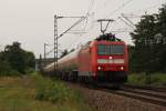 185 123-7 mit einem Kesselwagenzug in Wiesental am 04.08.2010