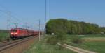 185 005-6 + 185 143-5 schlichen mit einem Erzpendel von Ziltendorf nach Hamburg Waltershof an den Fotografen und der schnen frhlingshaften Landschaft vorbei.