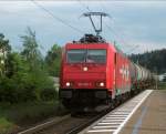 Im Blockabstand zur RB nach Saalfeld, durchfhrt 185 585 von HGK mit Kesselzug den Bahnhof Stockheim(Oberfr).