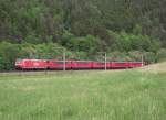 Eine 185 ist am 22. Mai 2011 mit einem 155er Lokzug auf der Frankenwaldbahn bei Marktglitz unterwegs.