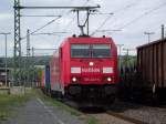 185 223-5 zieht am 9. Juni 2011 einen Containerzug ber Gleis 4 durch Kronach.