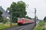 Lokzug mit 12 Loks, gezogen von 185 023-9, rollt durch Leutesdorf Richtung Norden. Aufgenommen am 25/06/2011.