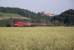 Eine 185 ist am 27. Juni 2011 mit einem Kesselwagenzug auf der Frankenwaldbahn bei Kronach unterwegs.