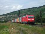 185 359 ist am 03.August 2011 mit einem Containerzug bei Thngersheim unterwegs.