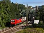 Die 185 266 am 10.09.2011 mit einem KLV-Zug unterwegs bei Passau. 