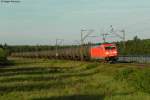 Die 185 377-4 mit einem lzug bei Waghusel am 23.09.2011.