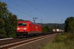 185 254-0 mit einem Containerzug in Osterspai am 20.08.2011