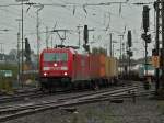 185 304-3 mit einem Containerzug am 18.10.2011 bei der Ausfahrt aus Aachen West Richtung Kln.