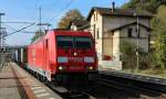 185 291-2 von DB Railion zieht am 28.10.11 einen Containerzug durch Orlamnde (Saale) in Richtung Jena.