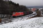 185 171-6 durchfhrt hier mit ihrem gemischten Gterzug die leicht eingezuckerte Landschaft bei Grevenhagen, 17.12.2011.