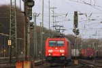Zwei BR 185er von Railion stehen in Aachen-West mit einem langen lzug und warten auf die Abfahrt nach Kln  am 29.12.2011.