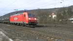 185 196-3 Railion mit einem Stahlrollen-Ganzzug in Gemnden am Main Richtung Wrzburg. 21.02.2012