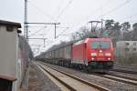 Hier 185 355-5 bei der Durchfahrt in Dreieich-Buchschlag am 03.03.2012.